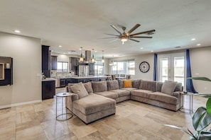 Living Room | Smart TV w/ Cable