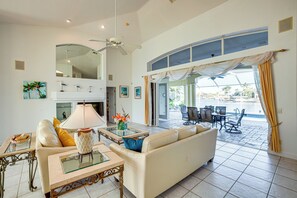 Living Room | Free WiFi | Central Heating & A/C | Smart TV