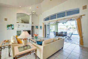 Living Room | Free WiFi | Central Heating & A/C | Smart TV