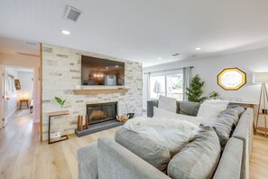Living Room | Twin Sleeper Sofa | Wood-Burning Fireplace | Smart TV | Free WiFi