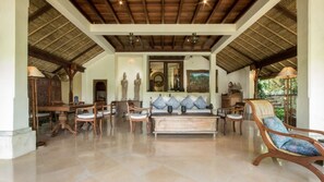 A comfortable living room with contemporary style and a relaxed atmosphere