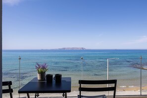 Uninterrupted views of the sea from nearly every corner.