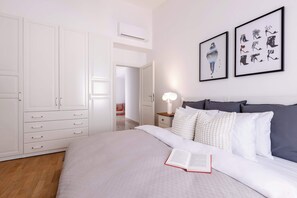 First bedroom with queen size bed. The room is equipped with A/C