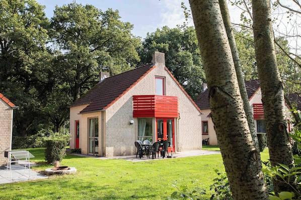 Family-friendly cottage surrounded by nature and just steps from the lake.