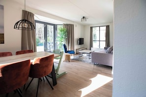 Bright kitchen with cozy spots for Bed en Koffie and family chats.