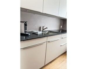 Küche, Countertop, Flooring, Spüle, Cabinetry, Küchengerät, Interior Design, Fussboden, Haushaltsgerät, Sinken
