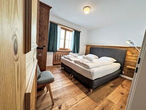 Holz, Interior Design, Fussboden, Schlafzimmer, Hartholz, Bett, Decke, Holzbeize, Bettrahmen, Planke
