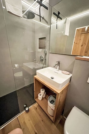 Flooring, Fussboden, Holz, Armatur, Interior Design, Bad Sink, Badezimmer, Installation, Zimmer, Sinken