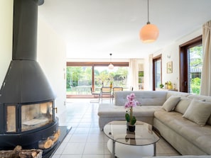 Möbel, Interior Design, Couch, Flooring, Fussboden, Wohnzimmer, Zimmer, Decke, Holz, Tabelle
