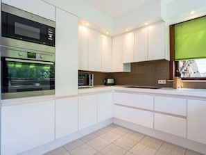 Küche, Küchengerät, Interior Design, Cabinetry, Countertop, Flooring, Major Appliance, Holz, Decke, Zuhause