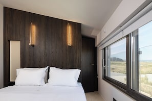Fearuting a king size bed and sea views.