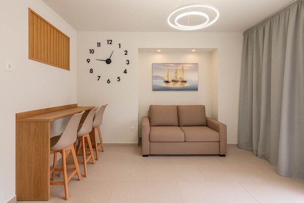 Stylish Living Space with Wall Clock – Contemporary furnishings in a calm, neutral palette.

