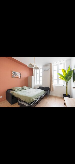Canapé lit 2 places 140x190 avec matelas de 18cm très confortable.