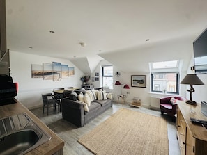 Living Room (Main Photo)