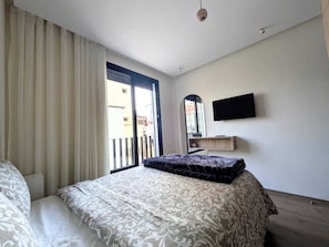 Bdroom with big windows and TV with Netflix