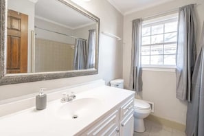 Full bathroom in hallway