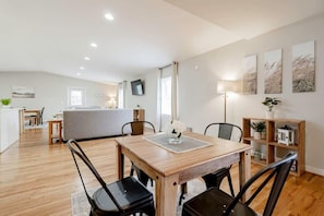 Unit B - lots of seating