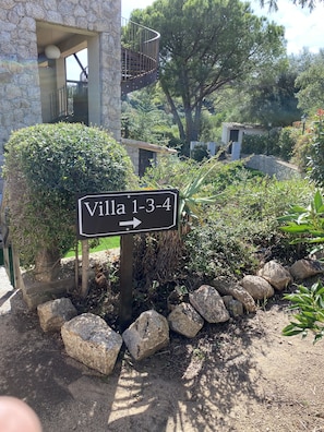 Directional sign