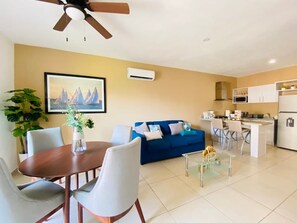 Open floor plan living area, AC, Smart TV, well equipped kitchen, decorated for you to enjoy!