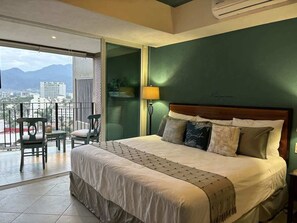 The main room has a wonderful king bed, private balcony with mountain view, TV, A/C... just perfect for a total relaxation. 