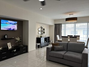 Amplia y cómoSpacious living room and its dining room for 6 people
