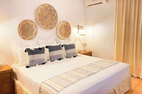 Main bedroom, beautiful Boho Decor, King Size bed, AC. 