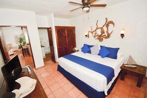 A king bed and ensuite full bath