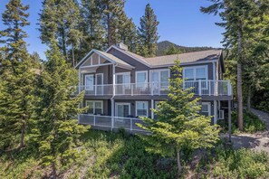 Flathead Lake Bear Dance Retreat – Your Montana Summer Escape! Experience lakefront luxury at its finest at this stunning Mountain Modern retreat nestled on over an acre of secluded shoreline on the pristine waters of Flathead Lake.