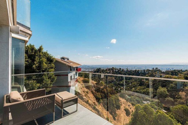 Hollywood Hills Mansion With Jetliner Views - Los Angeles, CA