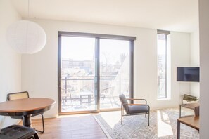 Dining table/workspace