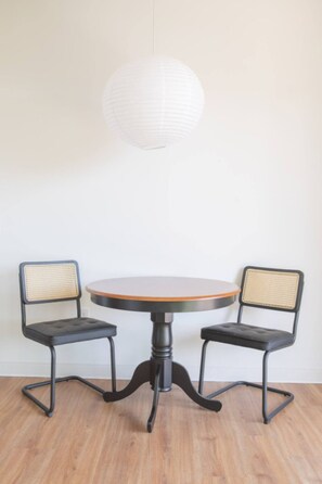 Dining table/workspace