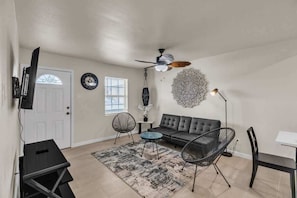 12_7228_Stewart_Rd_Galveston_TX_77551_USA-Living_room-_DM41783