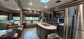 Gorgeous RV Rental River Ranch! 146 (2824)
