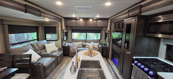 Gorgeous RV Rental River Ranch! 146 (2823)