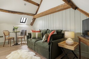 The Miller's Snug at Cowley House Sitting/Dining Area - StayCotswold