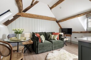 The Miller's Snug at Cowley House Sitting/Dining Area - StayCotswold