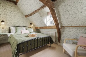 The Miller's Snug at Cowley House Master Bedroom - StayCotswold