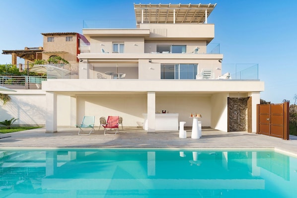 Activities, Amenities, Building Exterior, Garden, Main Entrance, Spring, Summer