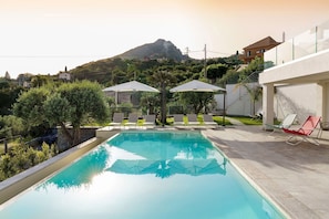 Activities, Amenities, Building Exterior, Garden, Main Entrance, Spring, Summer
