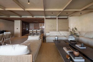Sala de estar con acceso a cocina completa y comedor 
