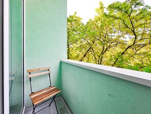 Enjoy your private balcony surrounded by greenery — a quiet escape in the city. Wondering about the best times for sunrise coffee? We’ve got tips!