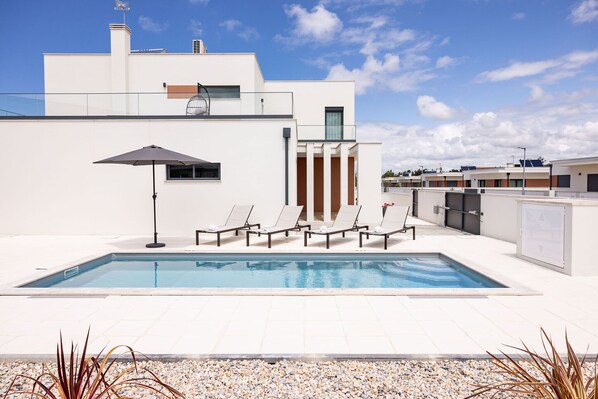 Family-friendly house with private pool in Alfeizerão. Relaxing stay near São Martinho do Porto and Óbidos.