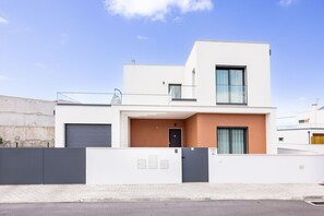 Family-friendly house with private pool in Alfeizerão. Relaxing stay near São Martinho do Porto and Óbidos.
