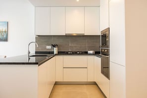 Stay at Sunset Beach Apartment in Nazaré. Sea view, shared pool, and a quiet location near the beach and main attractions.