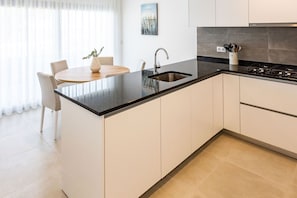 Stay at Sunset Beach Apartment in Nazaré. Sea view, shared pool, and a quiet location near the beach and main attractions.