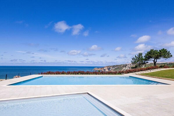 Stay at Sunset Beach Apartment in Nazaré. Sea view, shared pool, and a quiet location near the beach and main attractions.