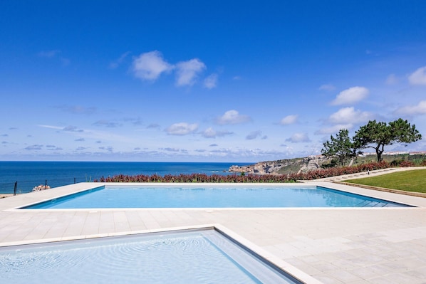 Stay at Sunset Beach Apartment in Nazaré. Sea view, shared pool, and a quiet location near the beach and main attractions.
