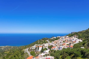 Mirsini village is located in a western facing slope overlooking Mirabello bay. An unspoilt village, ideallly located to explore eastern Crete.