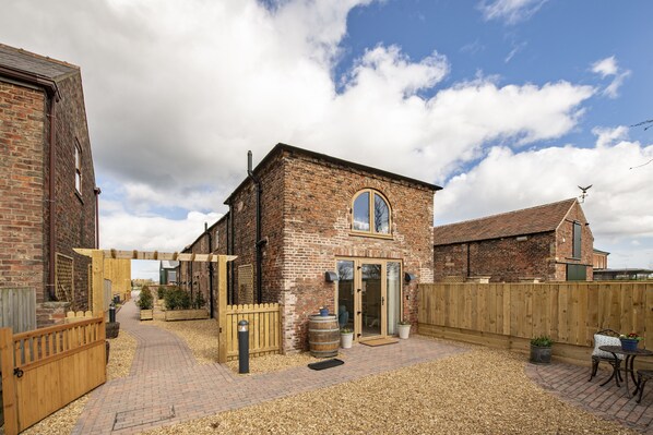 Bacchus, Goose Beck Cottages, nr York: Fully enclosed dog friendly cottage