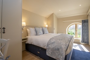 Bacchus, Goose Beck Cottages, nr York: Nature light floods the bedroom